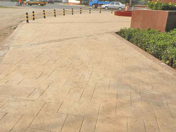 水泥地麵做成大理石的效果，以後還要鋪大理