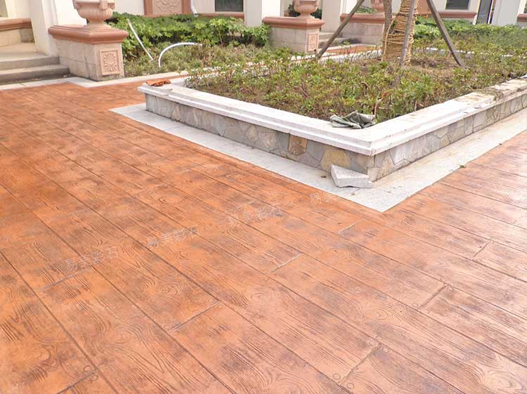 應用木紋壓花地坪模具實現水泥木紋地麵鋪裝